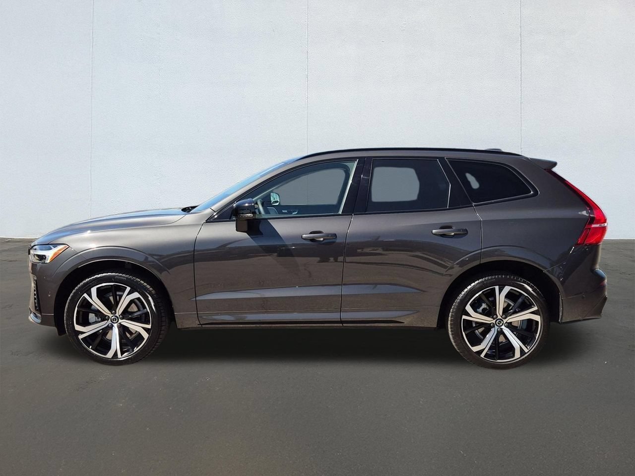 Certified 2024 Volvo XC60 B5 Ultimate w/ Protection Package Premier AWD/4WD image 8