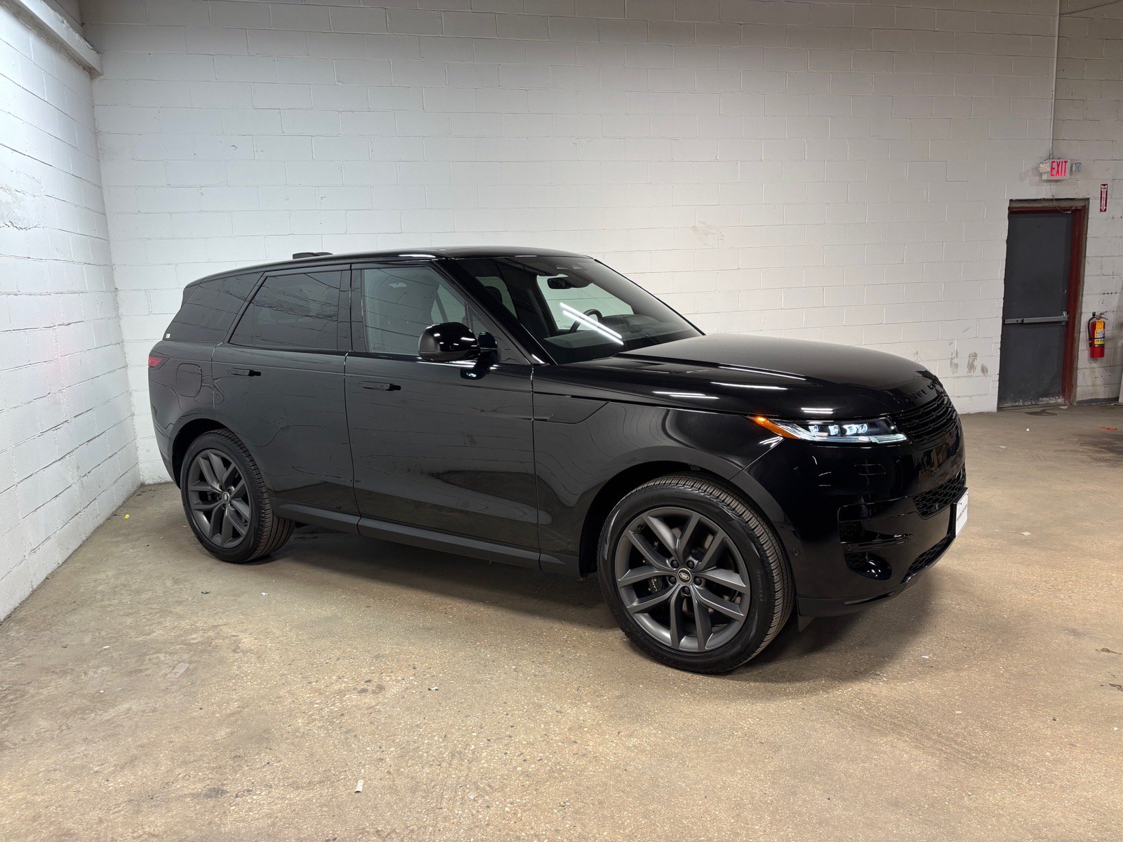 Used 2025 Land Rover Range Rover Sport SE AWD/4WD image 5
