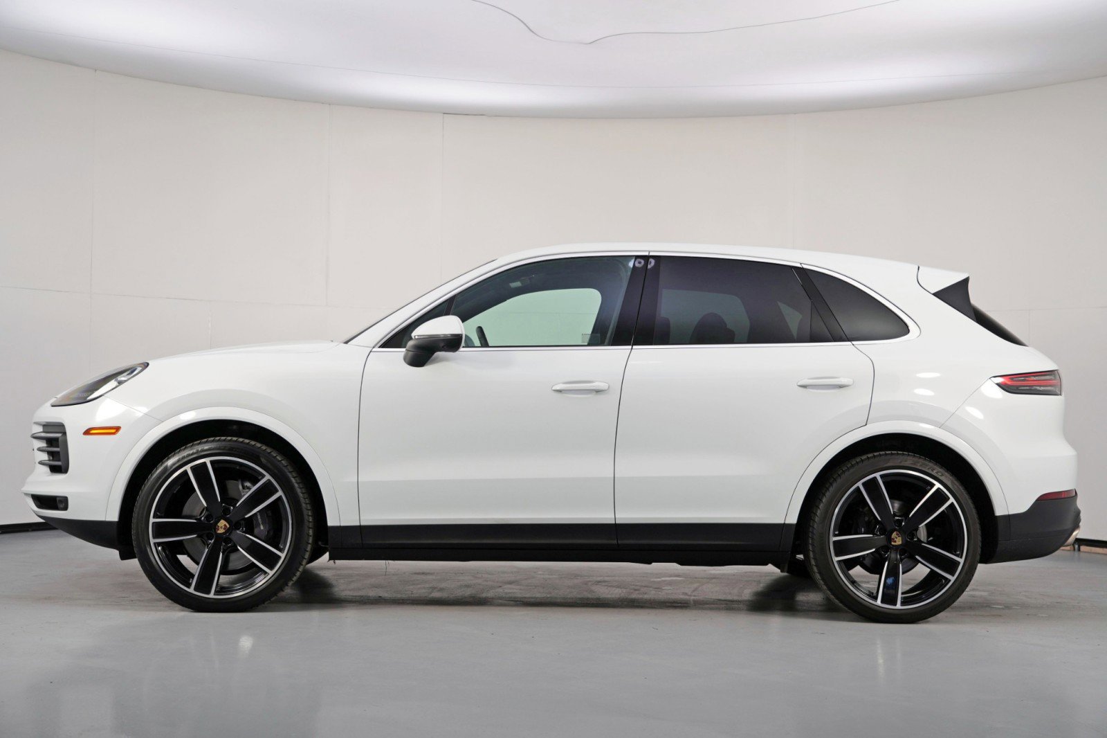 Used 2023 Porsche Cayenne Platinum Edition w/ Premium Package image 9