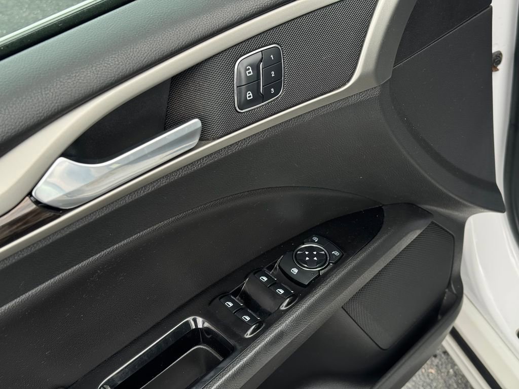 Used 2015 Ford Fusion SE w/ Equipment Group 202A FWD image 19