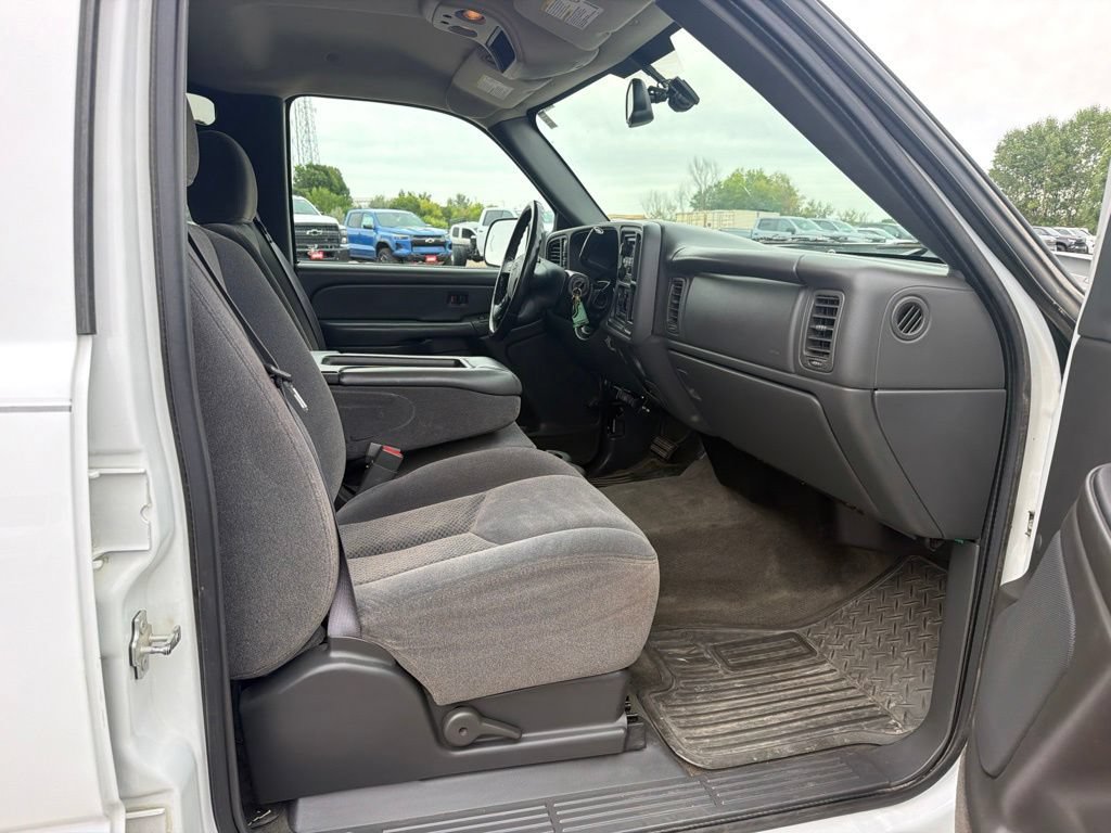 Used 2005 Chevrolet Silverado 2500 LS w/ Heavy-Duty Power Package AWD/4WD image 26