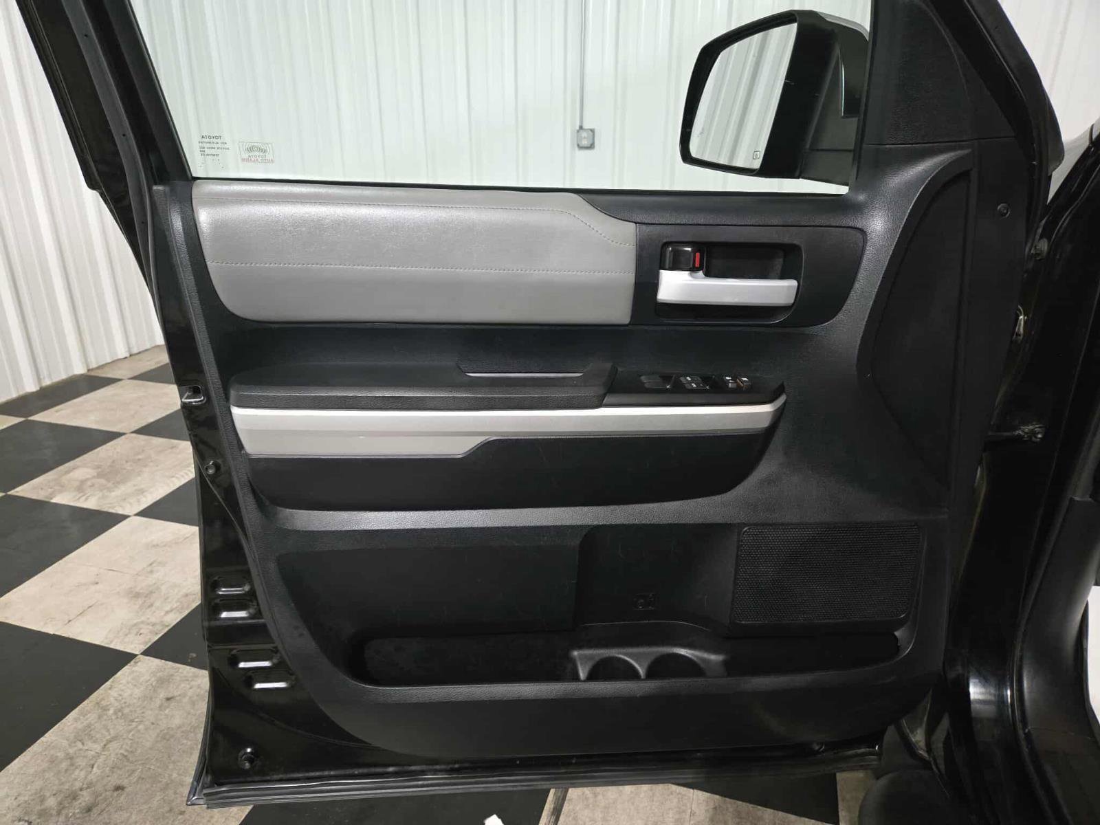 Used 2014 Toyota Tundra Limited w/ Limited Premium Package image 9