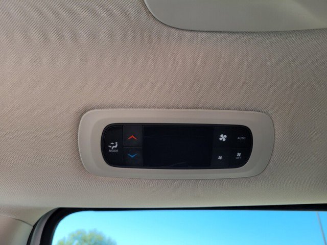 Used 2023 Chrysler Pacifica Touring-L image 38