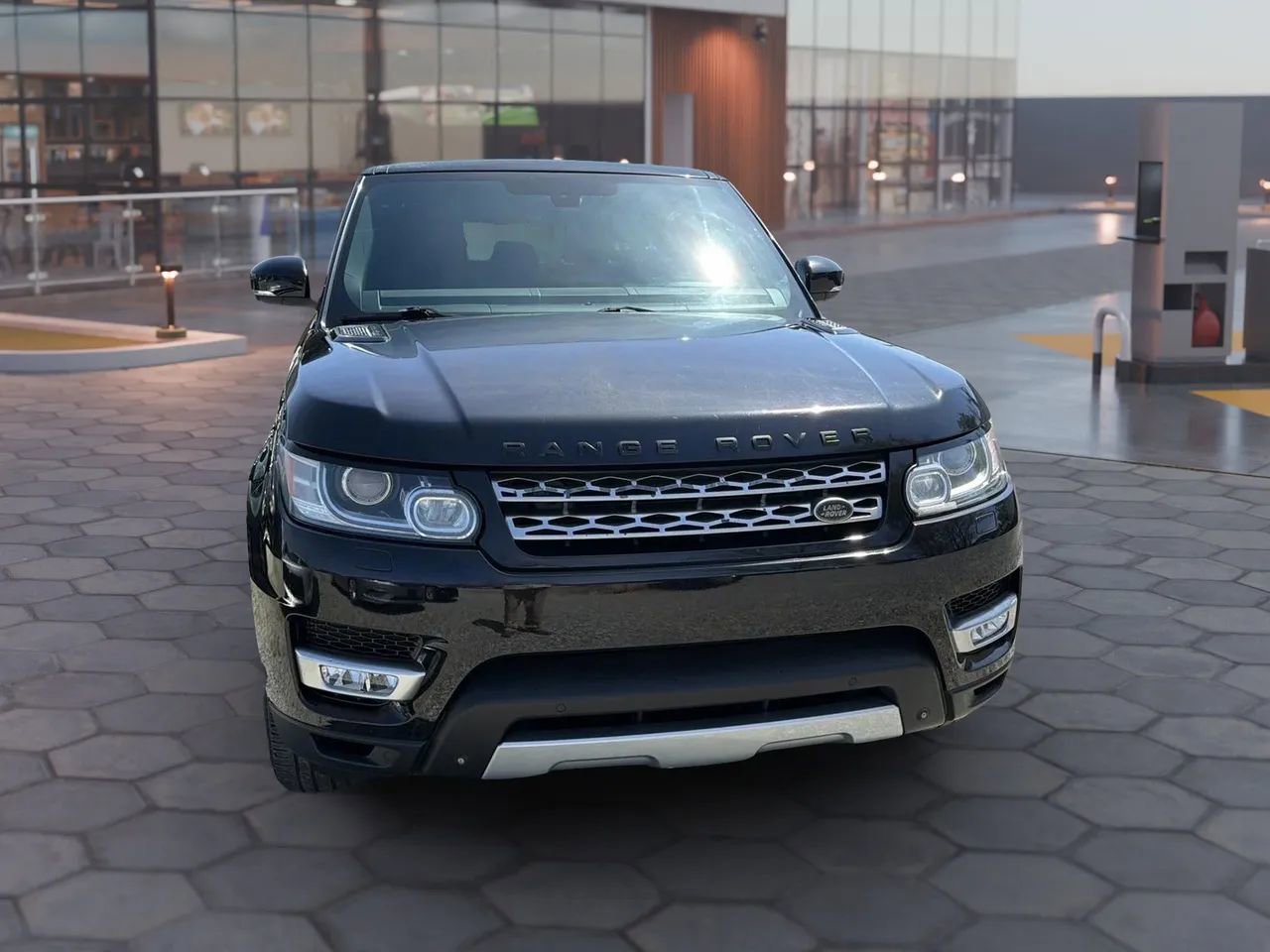Used 2014 Land Rover Range Rover Sport HSE image 18