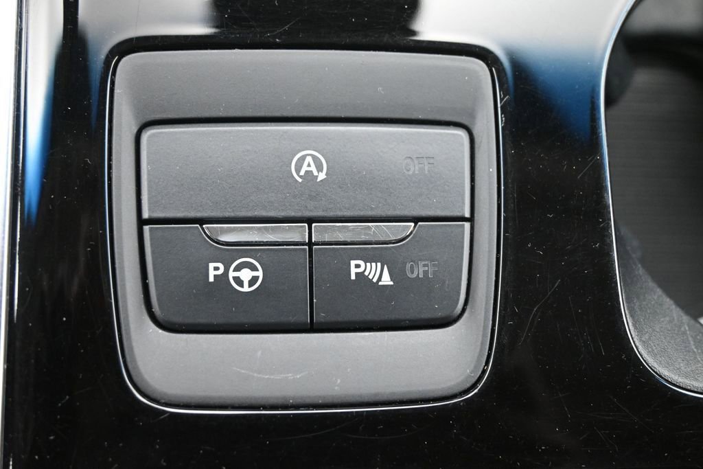 Used 2020 Ford Edge Titanium w/ Equipment Group 301A AWD/4WD image 16