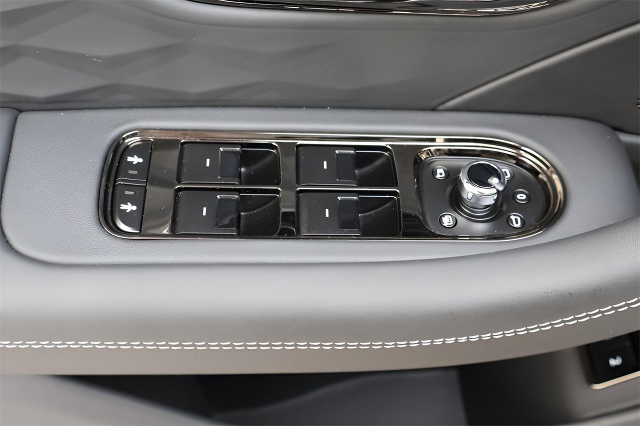 New 2025 Bentley Flying Spur Plug-In Hybrid image 13