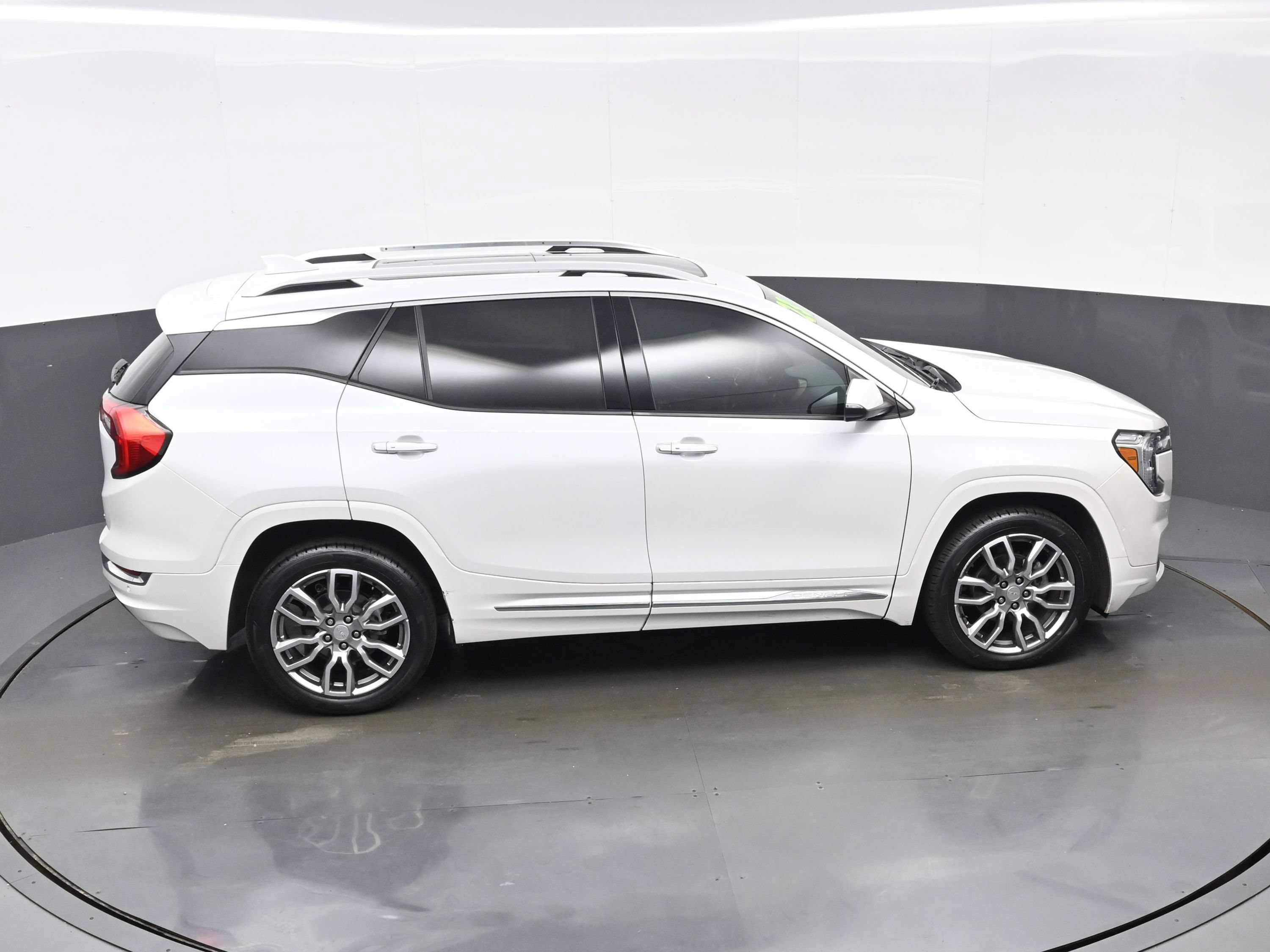 Used 2023 GMC Terrain Denali w/ Denali Premium Package AWD/4WD image 42