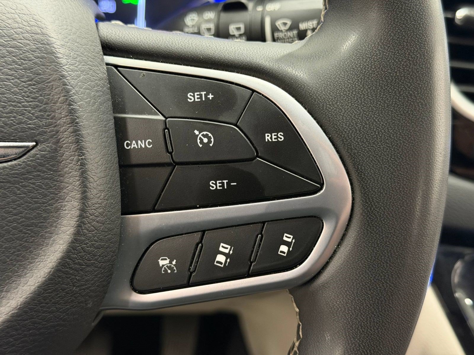 Used 2023 Chrysler Pacifica Touring-L FWD image 25