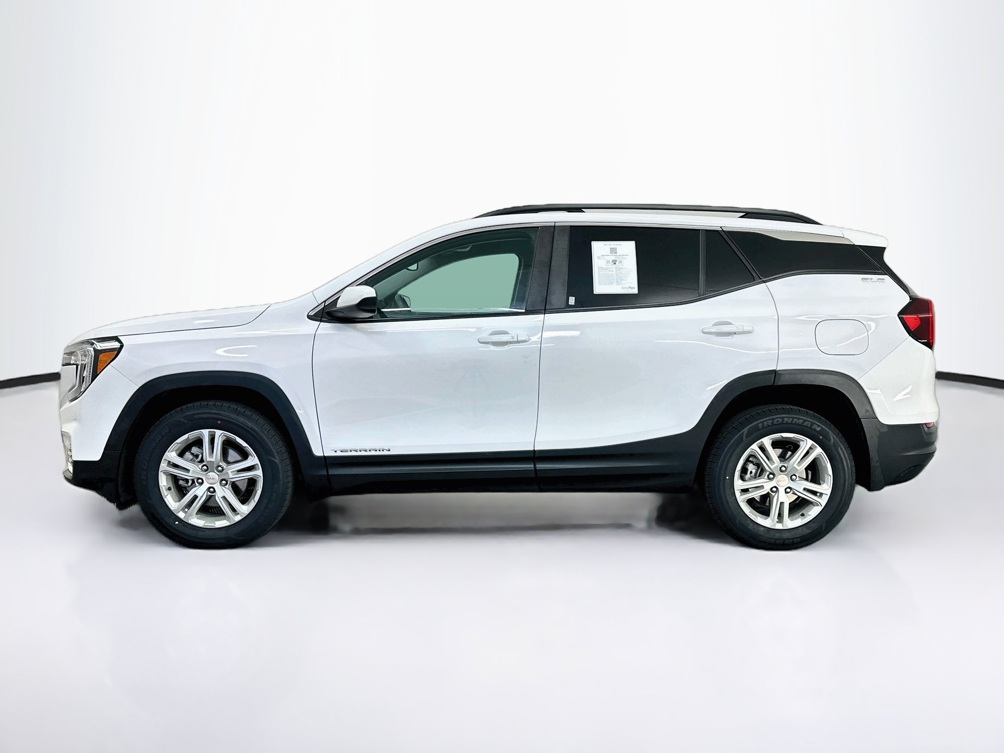 Used 2022 GMC Terrain SLE w/ Driver Convenience Package AWD/4WD image 4
