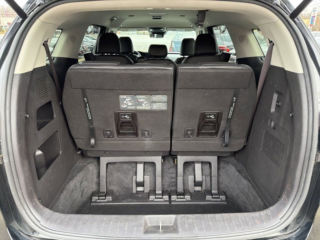 Used 2022 Kia Carnival EX image 12