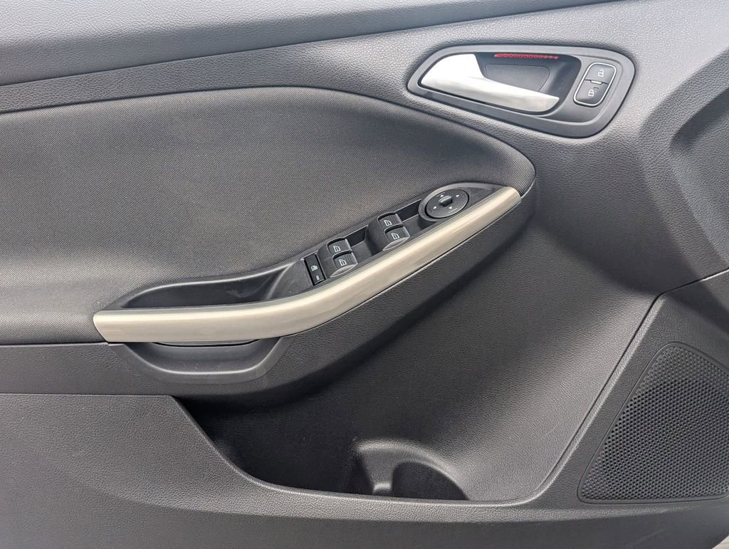 Used 2017 Ford Focus Titanium image 12