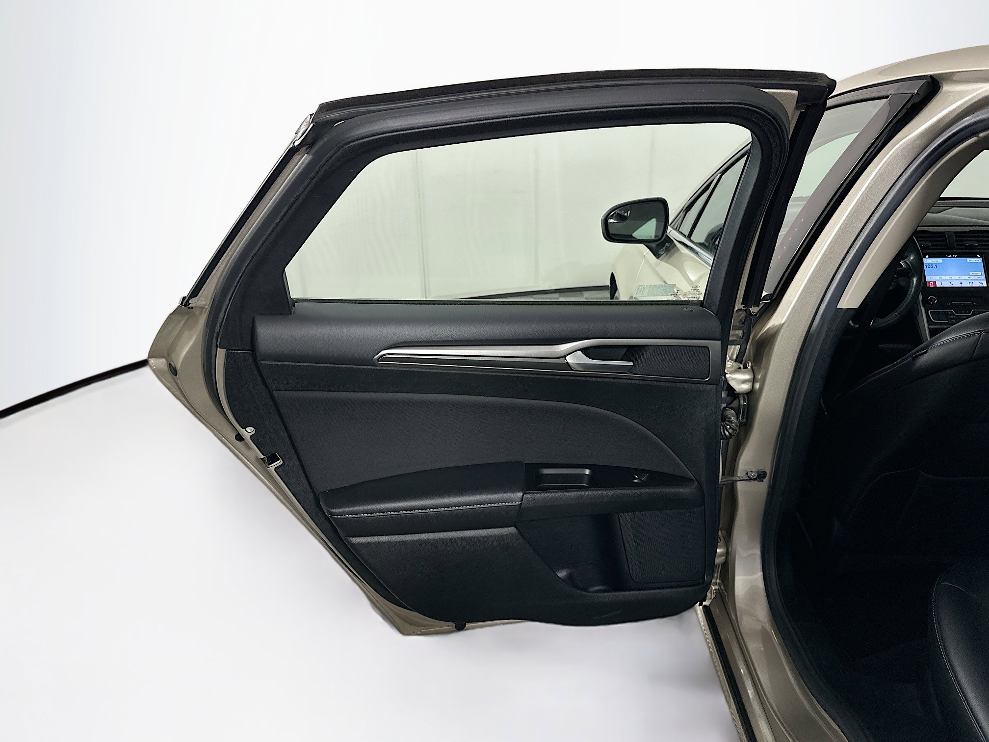 Used 2017 Ford Fusion SE w/ Equipment Group 201A image 24