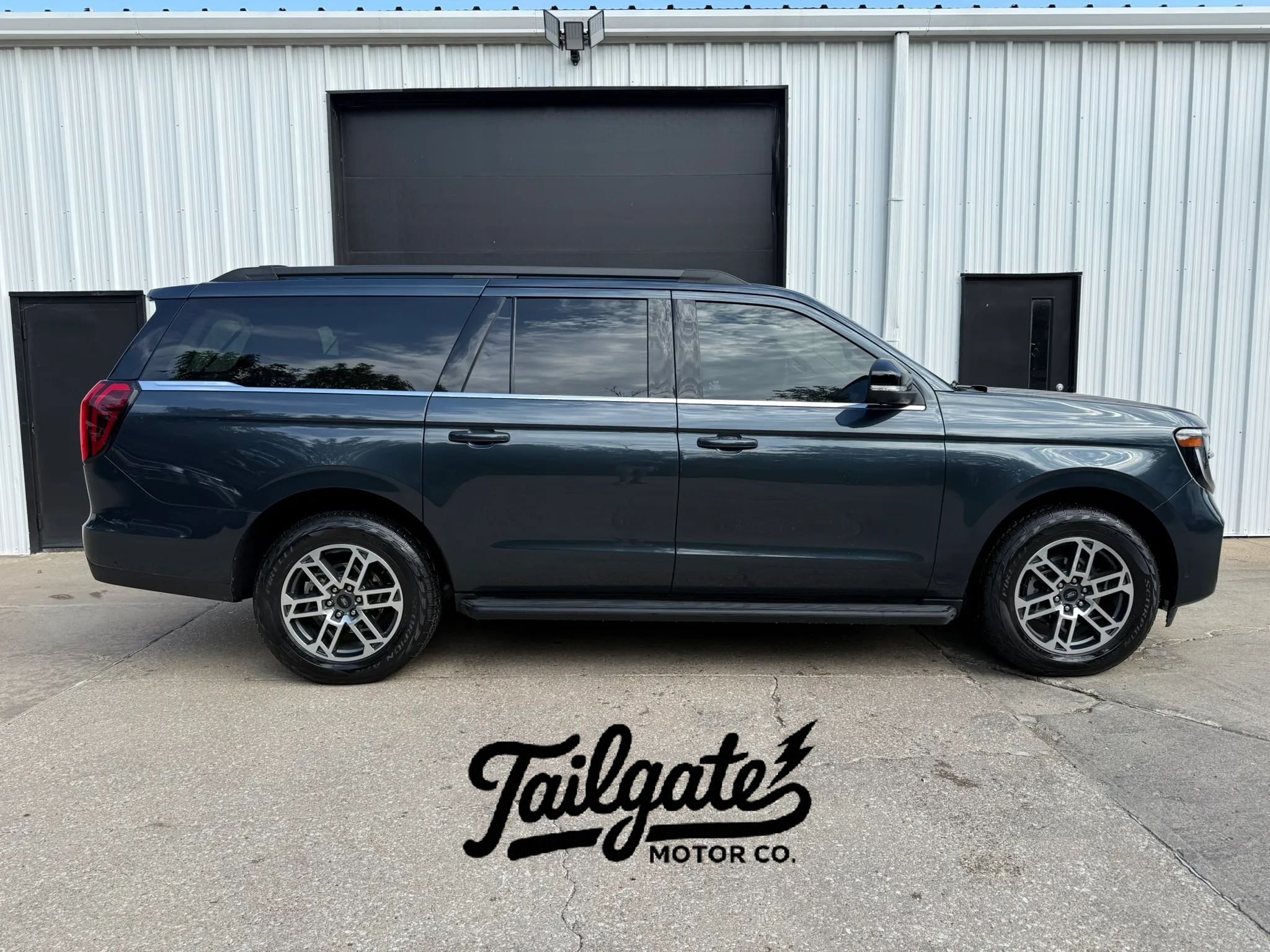 Used 2025 Ford Expedition Max Active AWD/4WD image 1