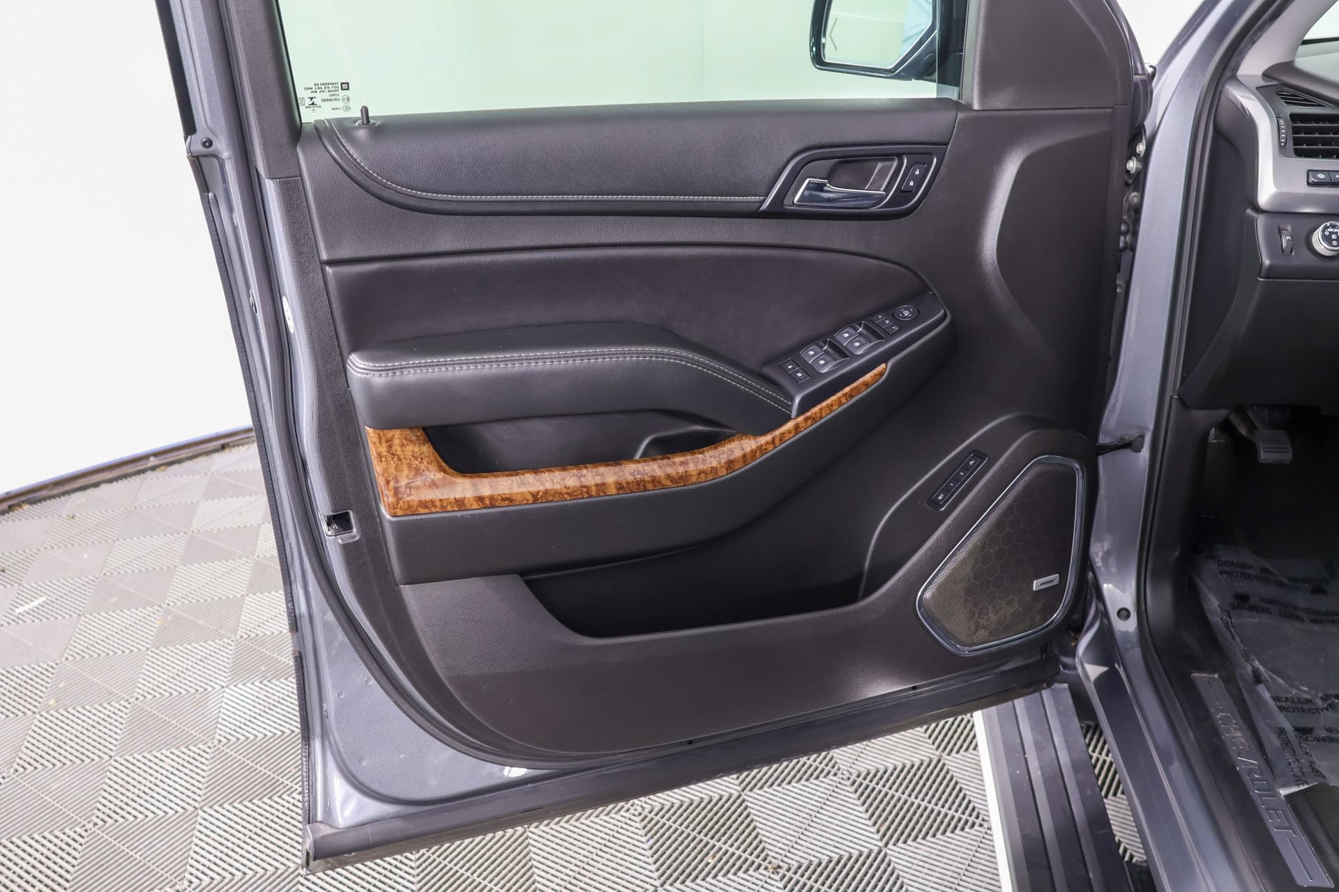 Used 2018 Chevrolet Suburban Premier AWD/4WD image 25