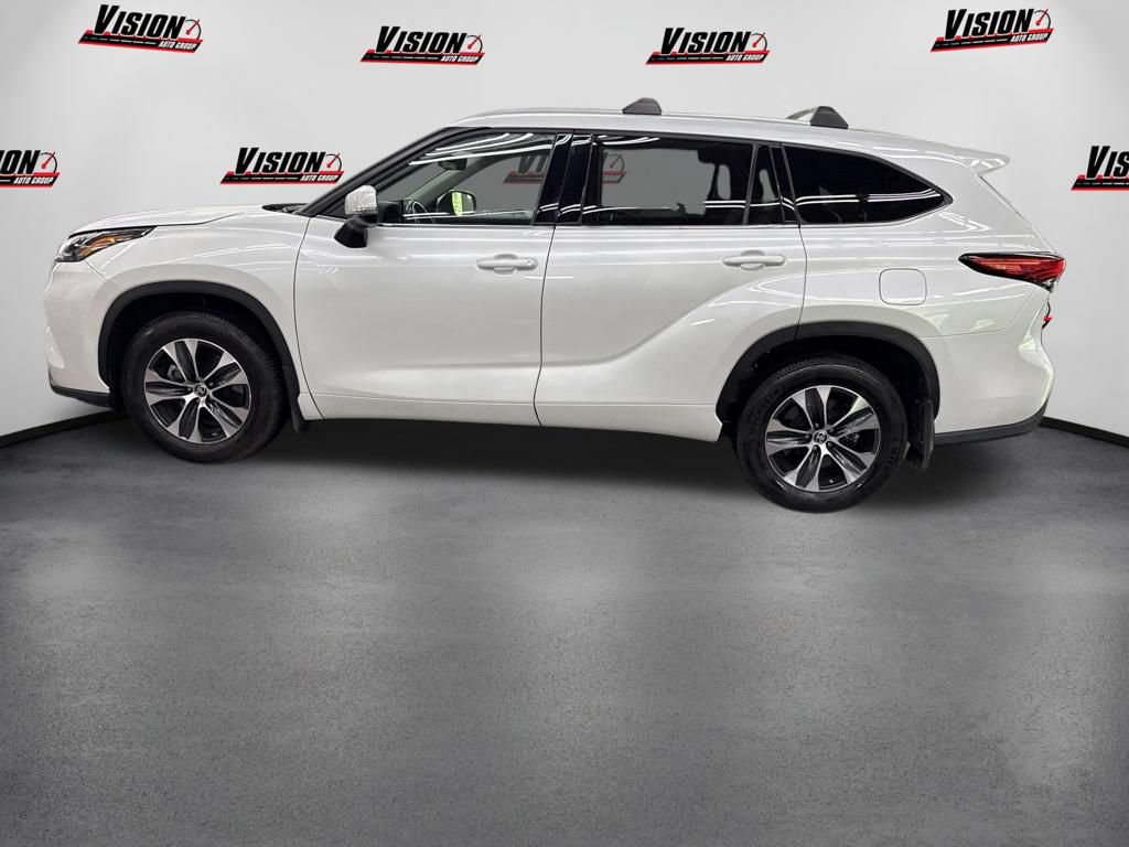 Used 2022 Toyota Highlander XLE AWD/4WD image 8