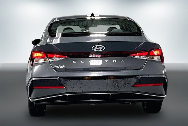 Used 2025 Hyundai Elantra SE FWD image 6