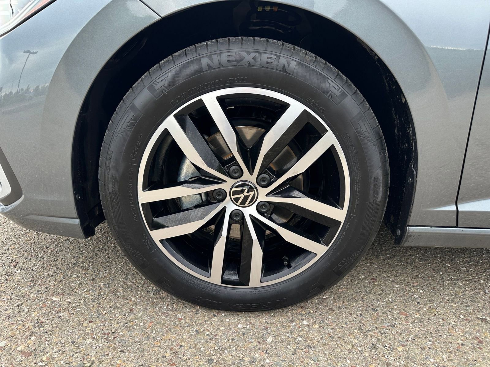 Used 2025 Volkswagen Jetta SE image 32