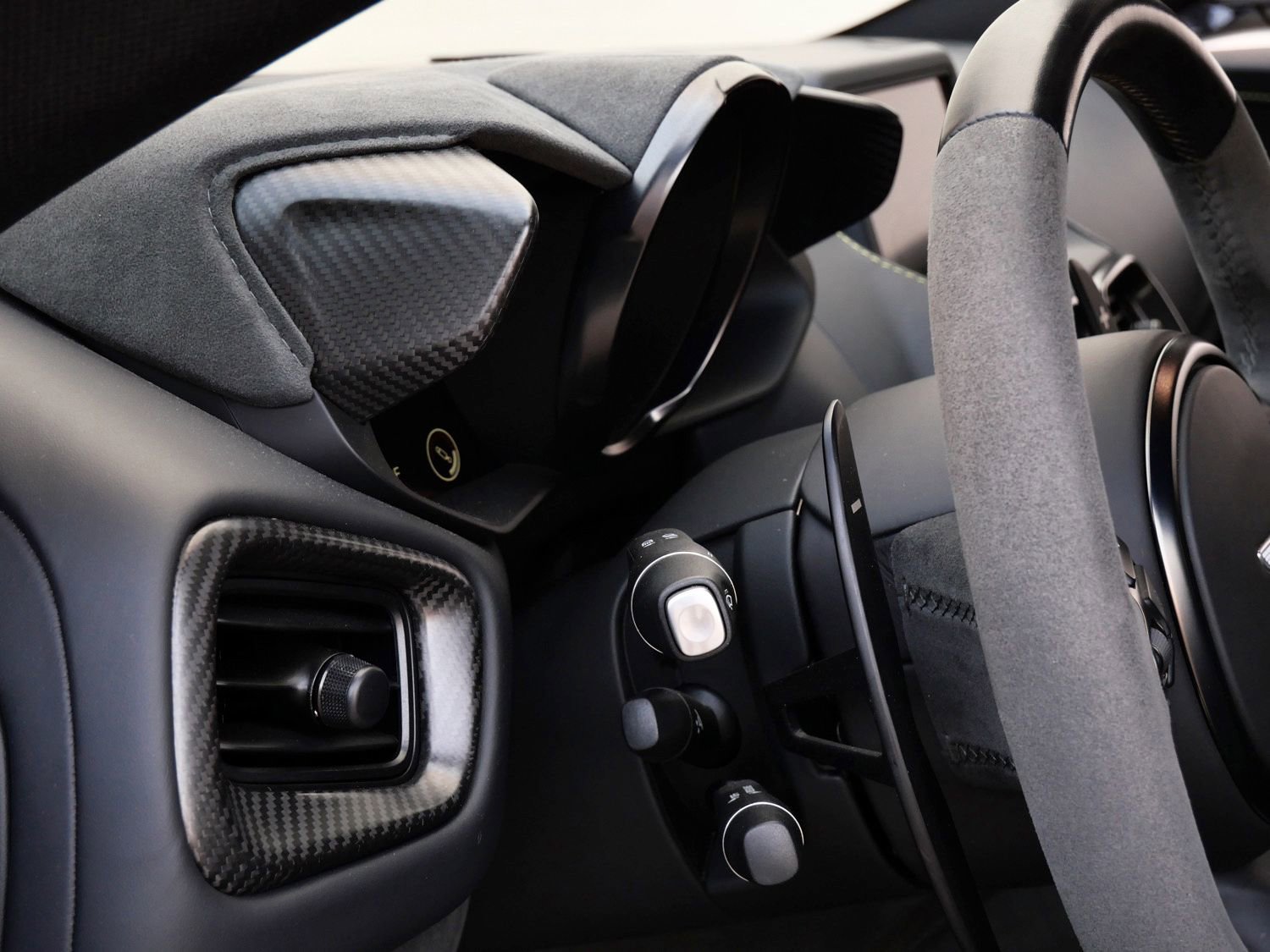 Used 2023 Aston Martin V8 Vantage Coupe image 24