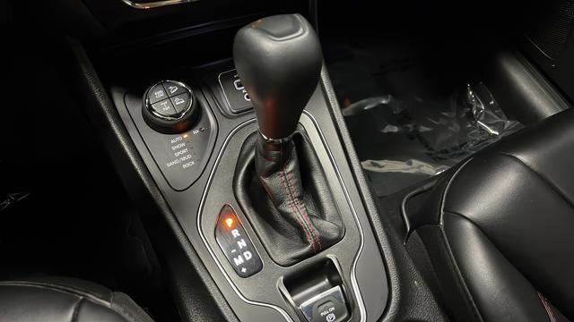 Used 2020 Jeep Cherokee Trailhawk AWD/4WD image 18