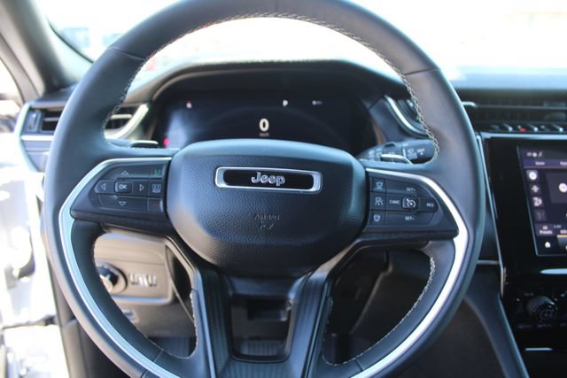 Used 2025 Jeep Grand Cherokee Altitude RWD image 15