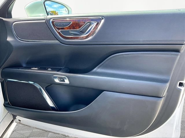 Used 2018 Lincoln Continental Select w/ Continental Climate Package AWD/4WD image 12