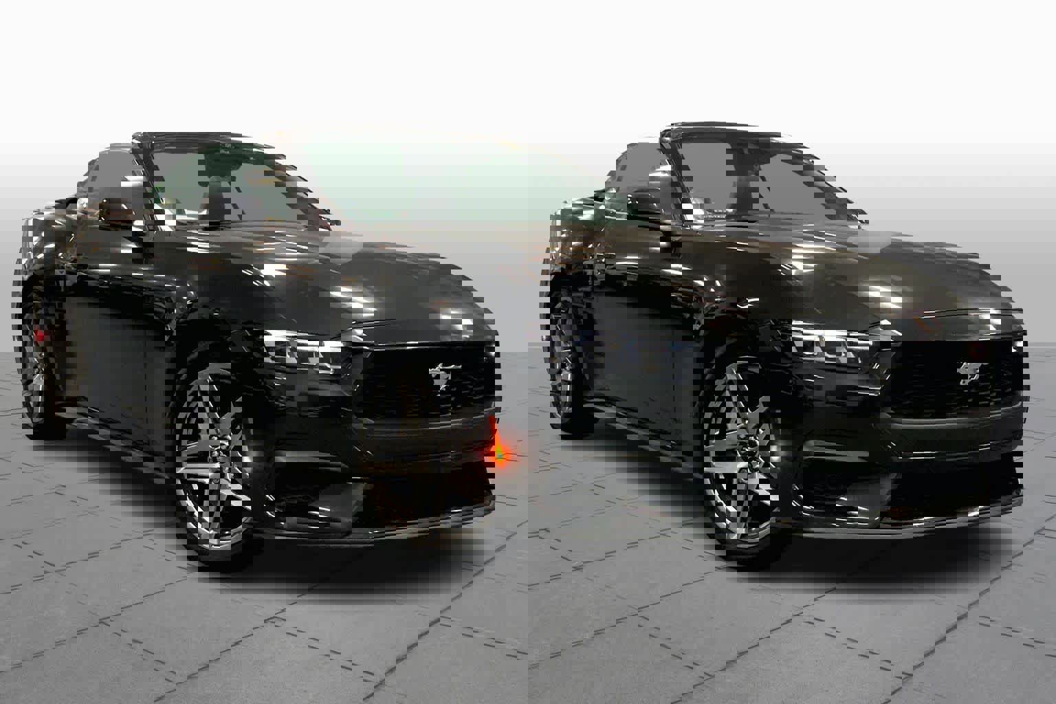 Used 2024 Ford Mustang Convertible image 2