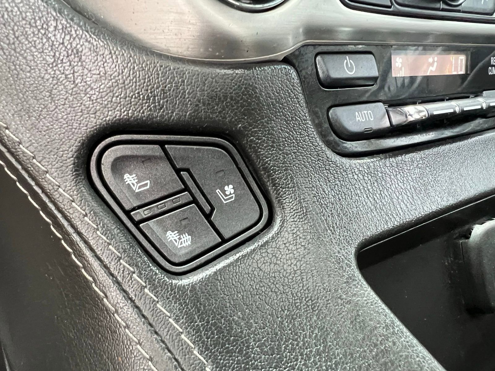 Used 2019 GMC Yukon SLT image 32