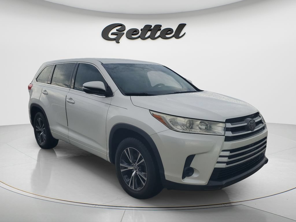 Used 2018 Toyota Highlander LE FWD image 3