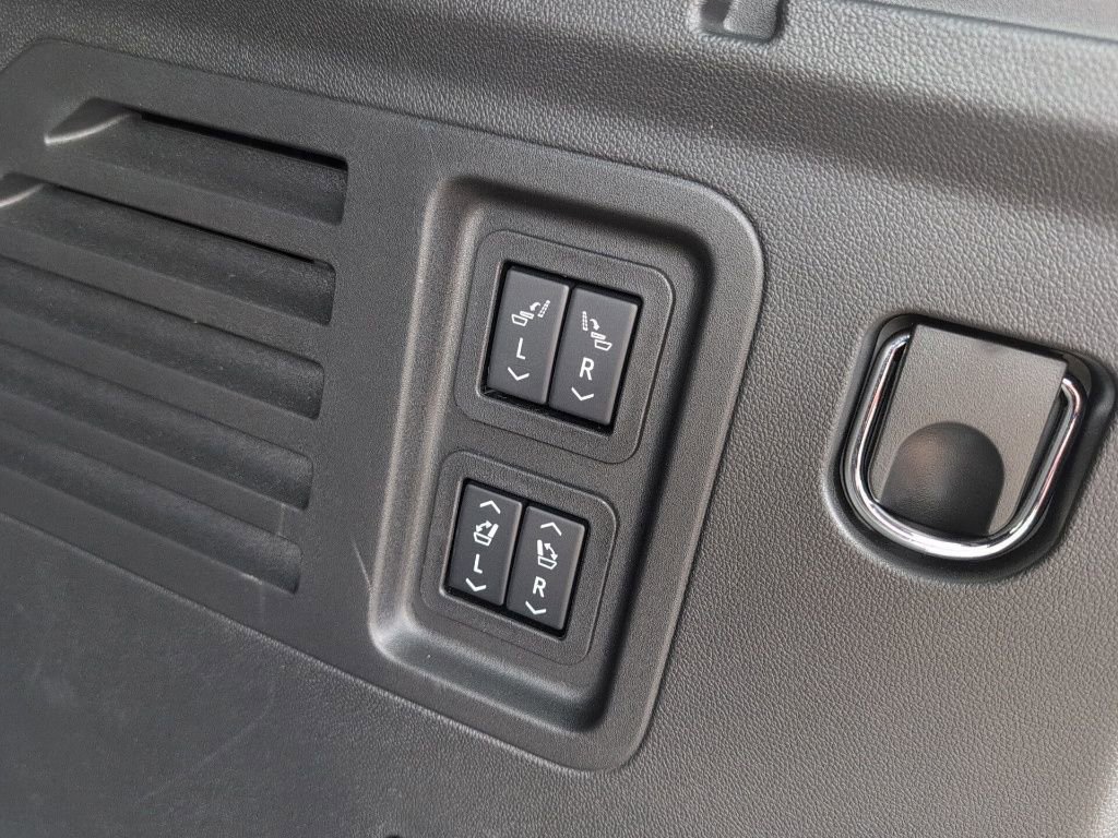 Used 2025 Chevrolet Traverse RS image 29