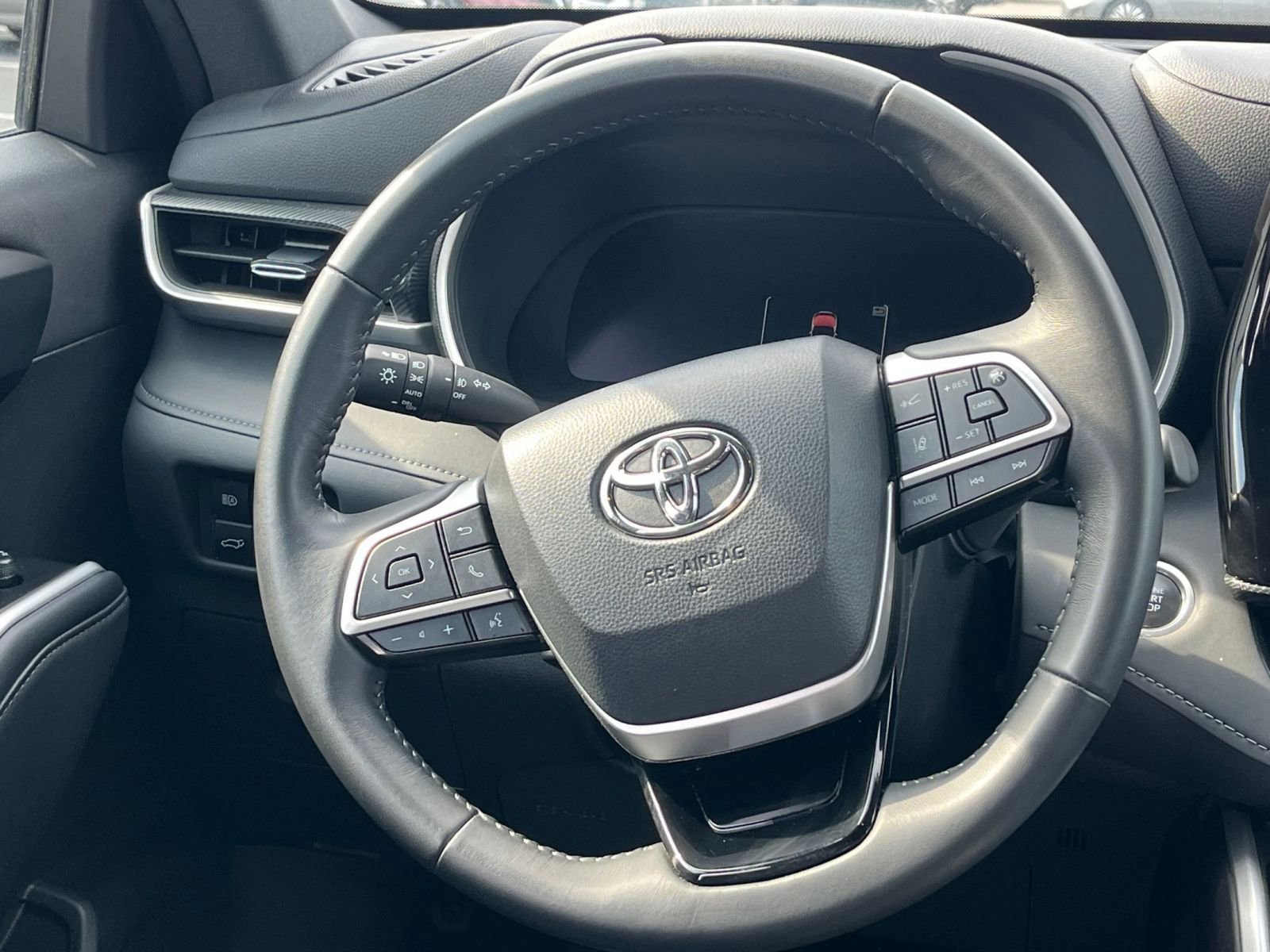 Used 2025 Toyota Highlander XSE AWD/4WD image 29