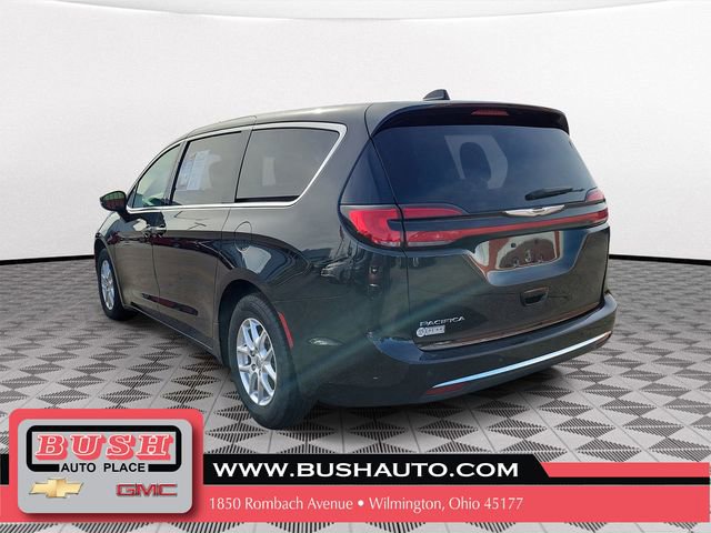 Used 2023 Chrysler Pacifica Touring-L image 3