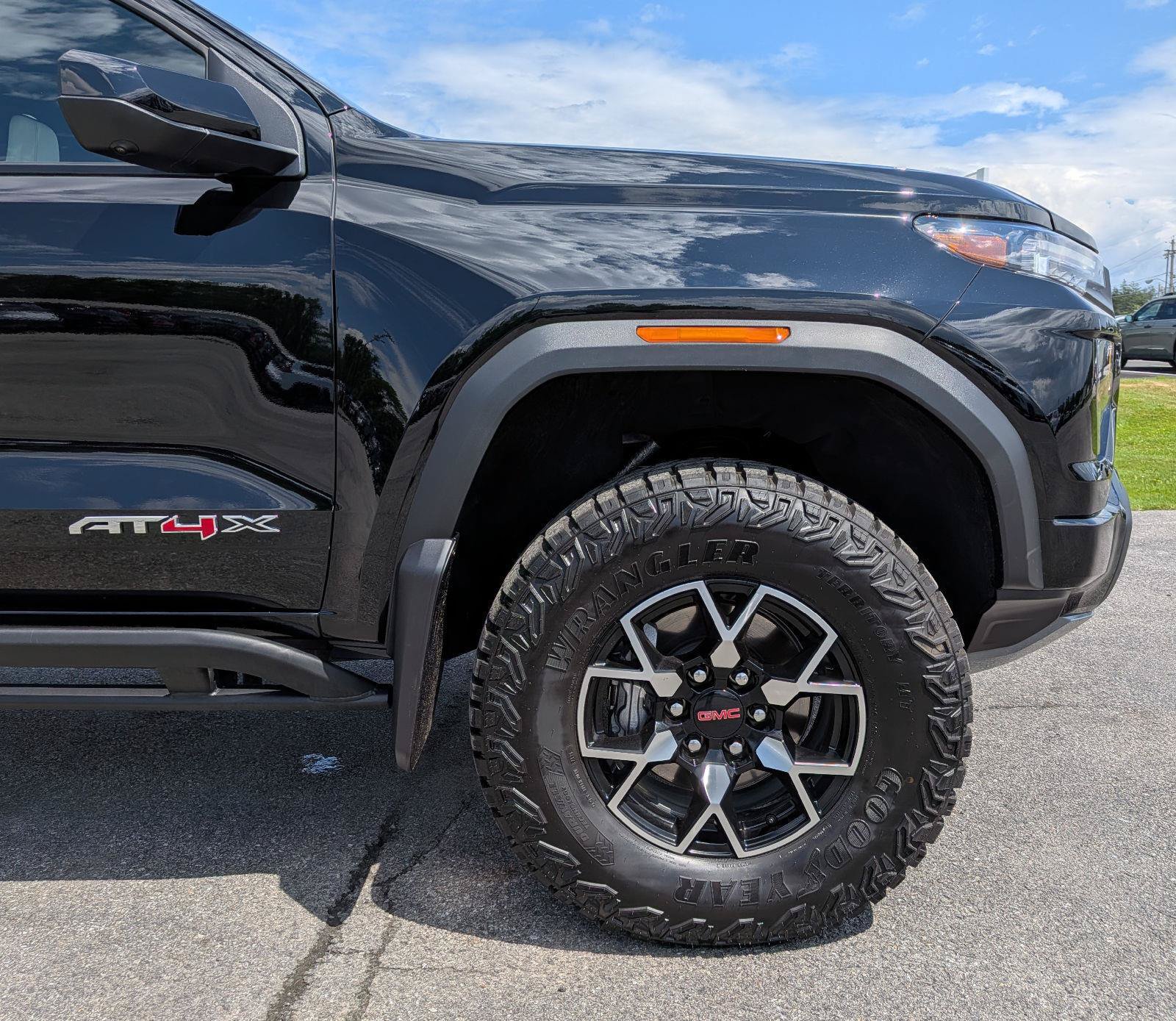 Used 2026 GMC Canyon AT4X AWD/4WD image 3