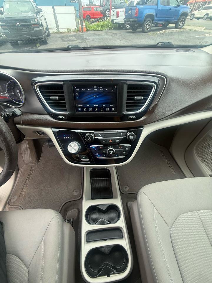 Used 2018 Chrysler Pacifica L FWD image 24