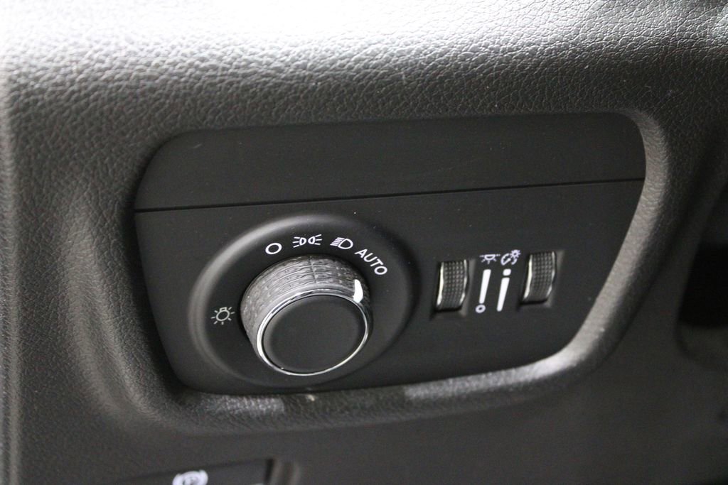 Used 2023 Jeep Grand Cherokee Laredo image 16