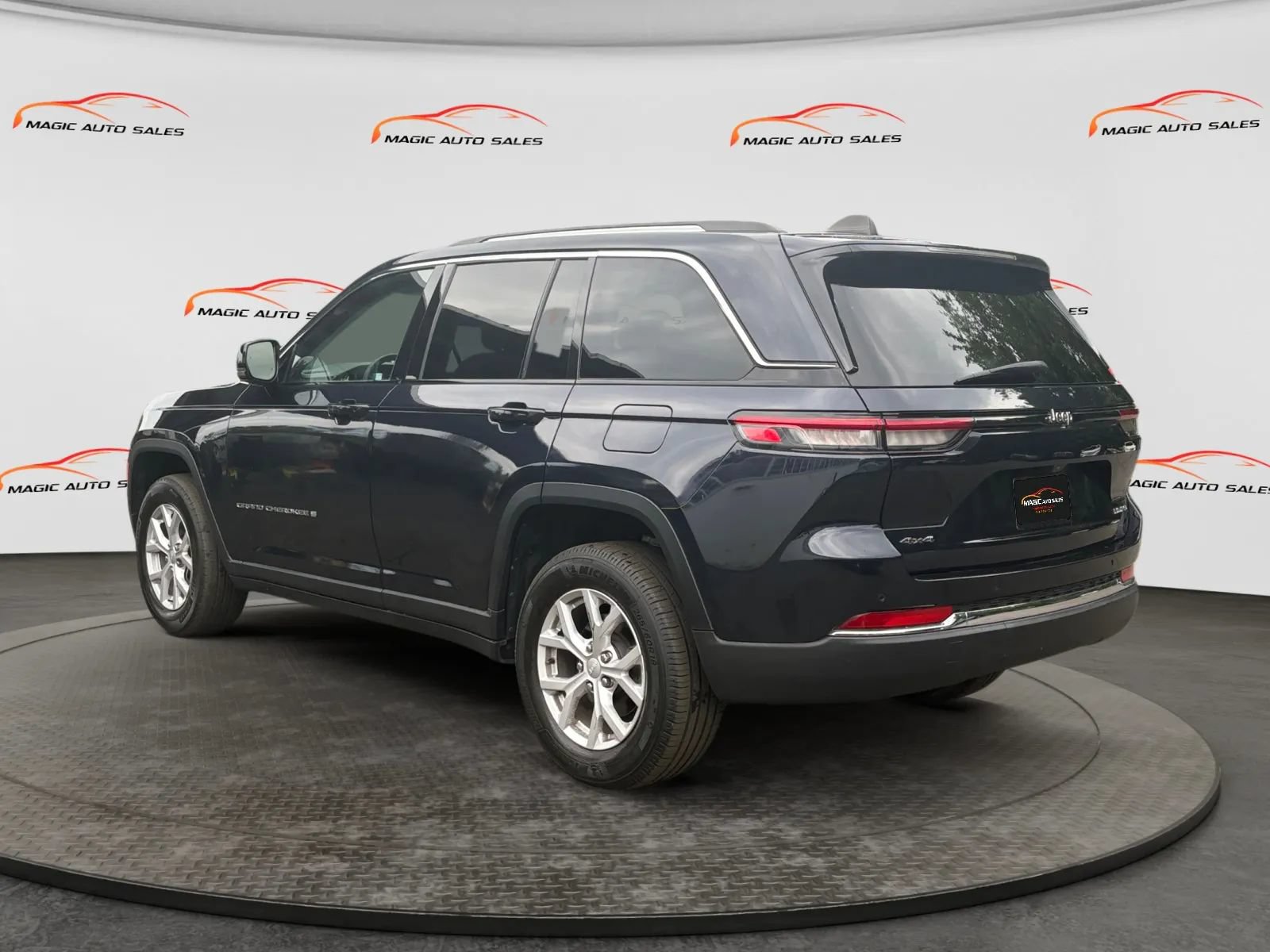 Used 2023 Jeep Grand Cherokee Limited AWD/4WD image 8