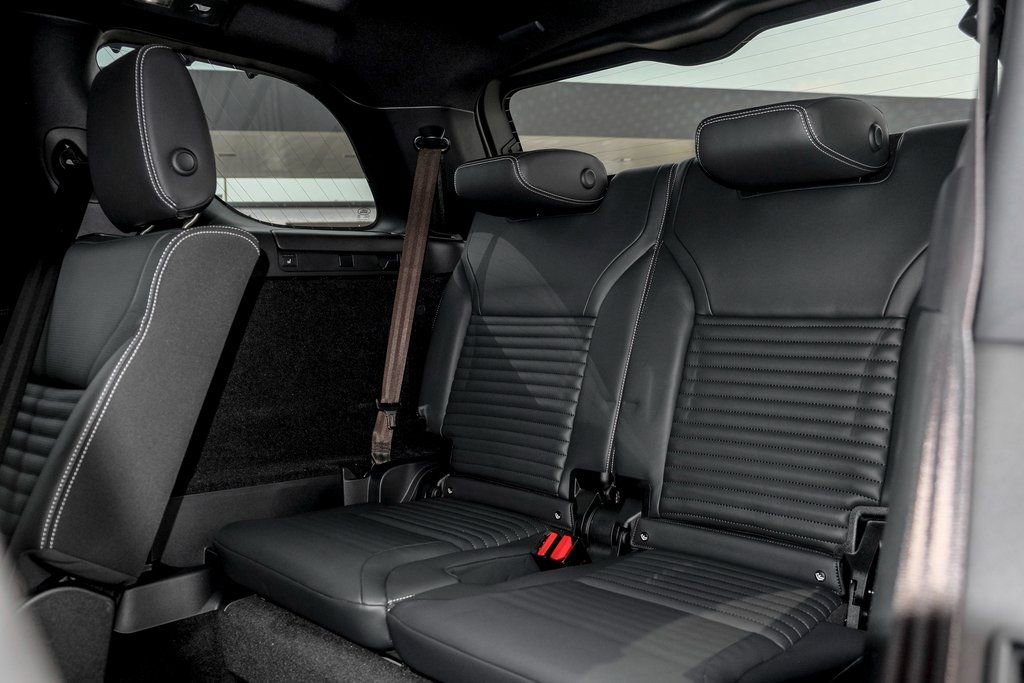 Used 2025 Land Rover Discovery Dynamic SE image 16