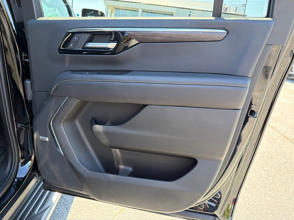 Used 2025 Chevrolet Suburban Premier w/ Sun And Tow Package RWD image 16