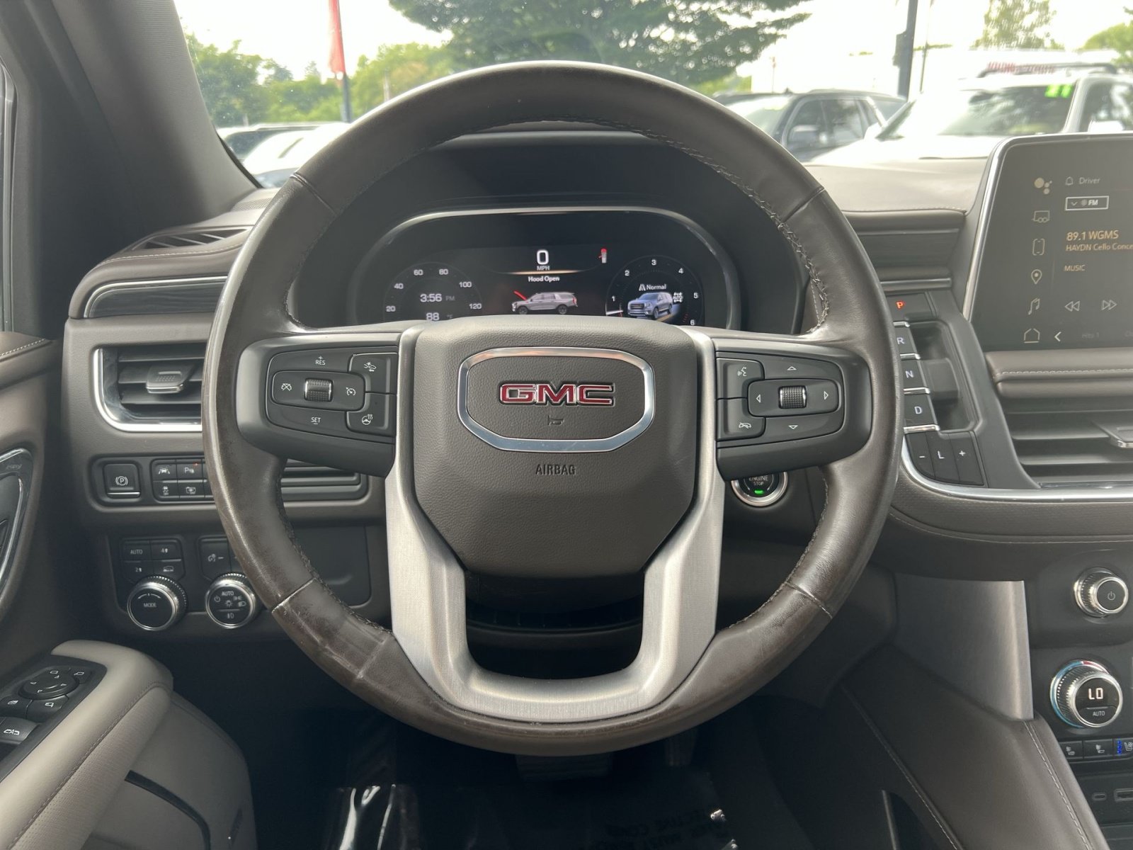 Used 2024 GMC Yukon XL SLT w/ SLT Luxury Package AWD/4WD image 16