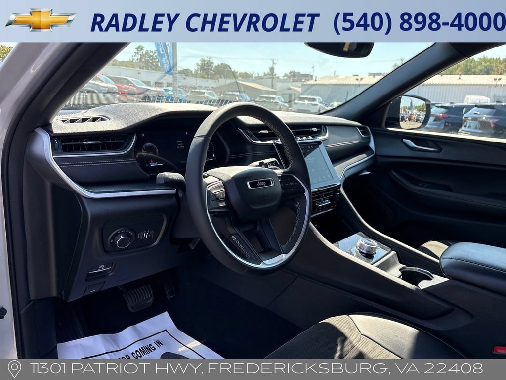 Used 2024 Jeep Grand Cherokee Altitude AWD/4WD image 4