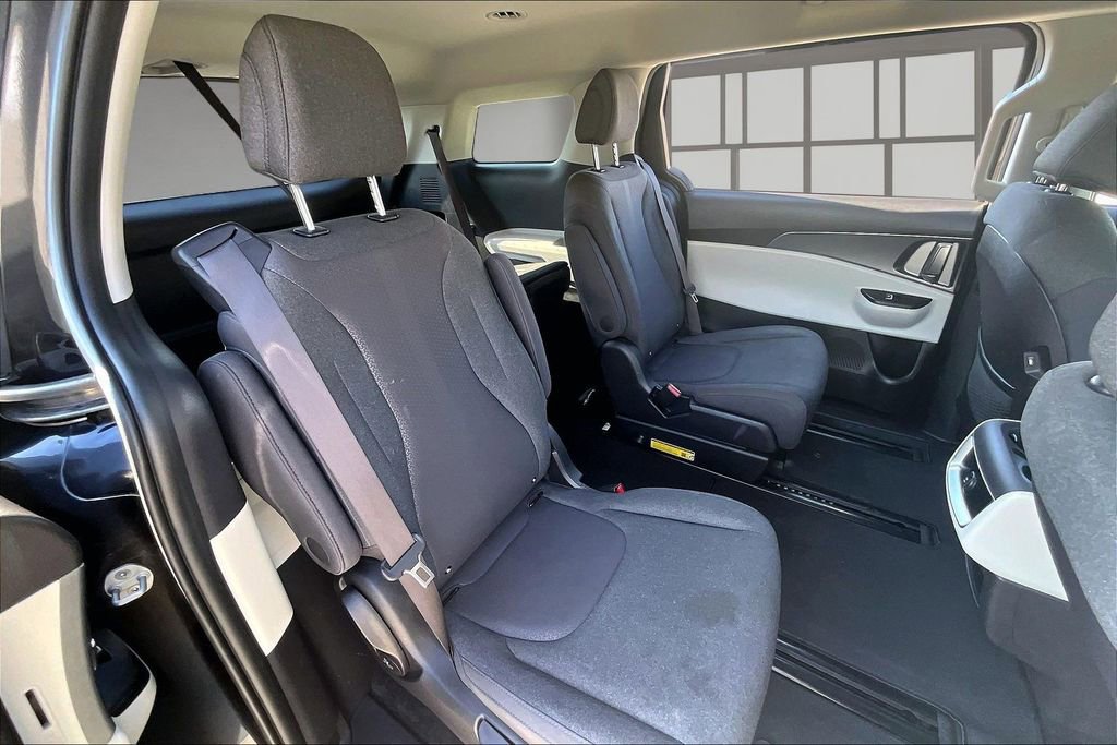 Used 2024 Kia Carnival LX FWD image 23