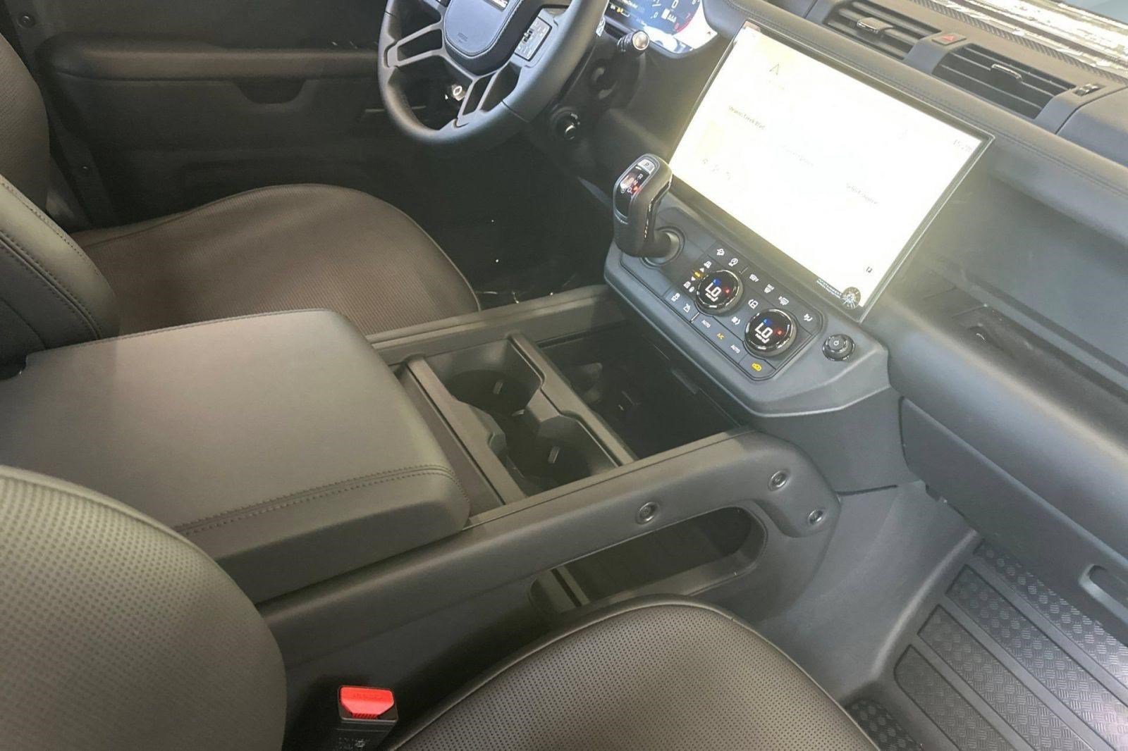 New 2026 Land Rover Defender 110 OCTA AWD/4WD image 28