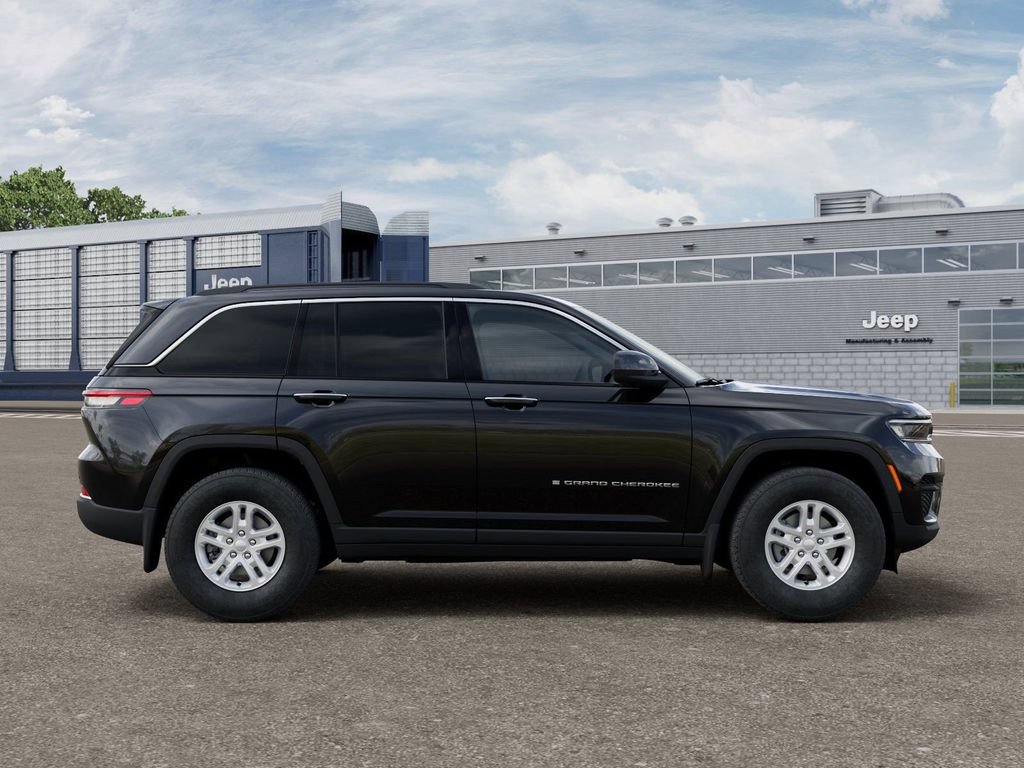 Used 2025 Jeep Grand Cherokee Laredo w/ MOPAR Finishing Package AWD/4WD image 21
