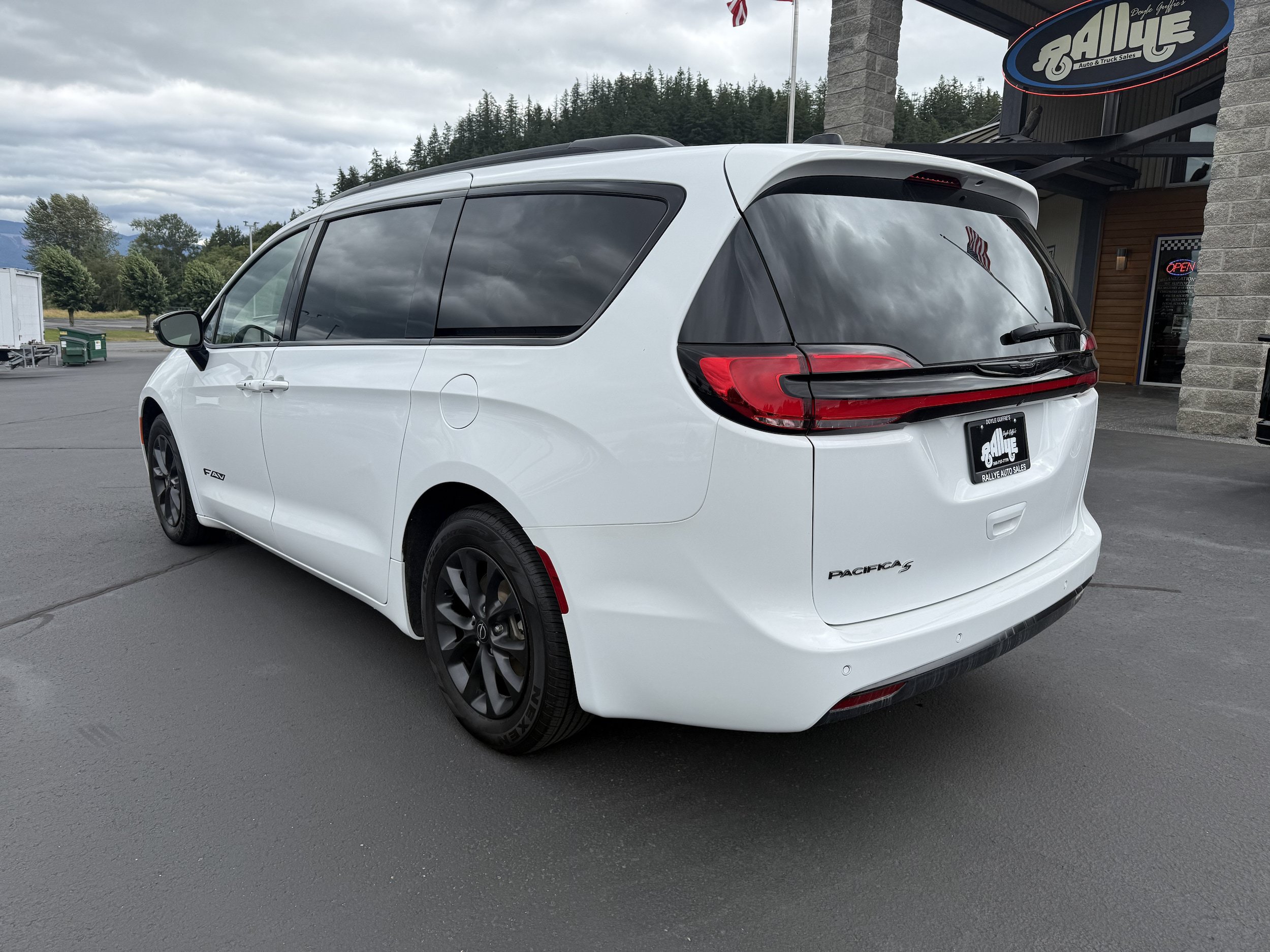Used 2025 Chrysler Pacifica Select FWD image 7
