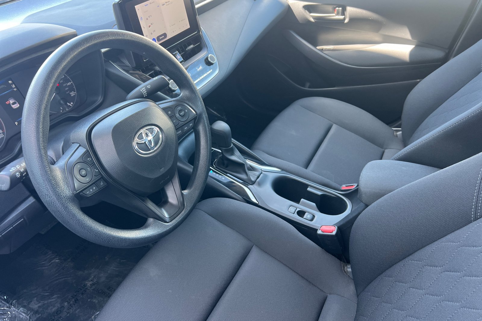Used 2025 Toyota Corolla LE FWD image 4