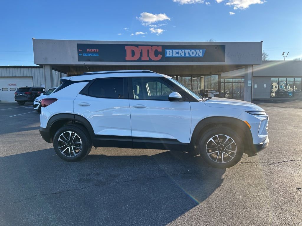 Used 2025 Chevrolet TrailBlazer LT image 3