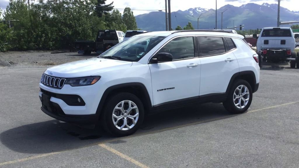 Used 2024 Jeep Compass Latitude image 4