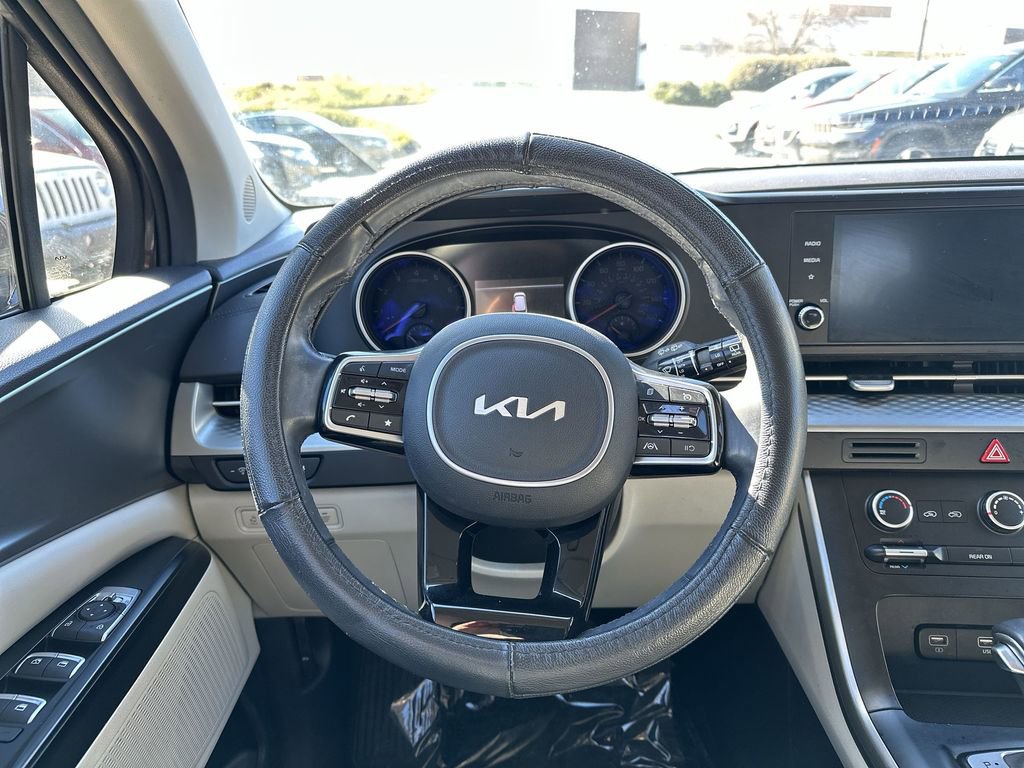 Used 2023 Kia Carnival LX image 14