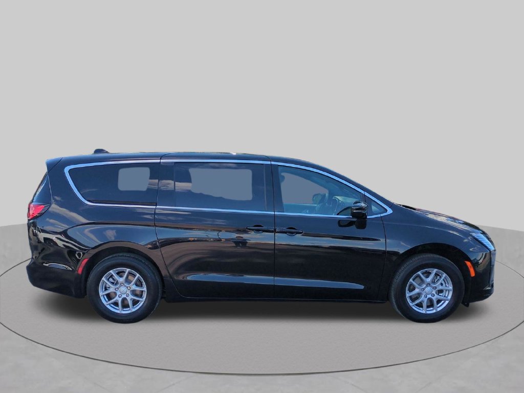 New 2027 Chrysler Pacifica Select FWD image 3