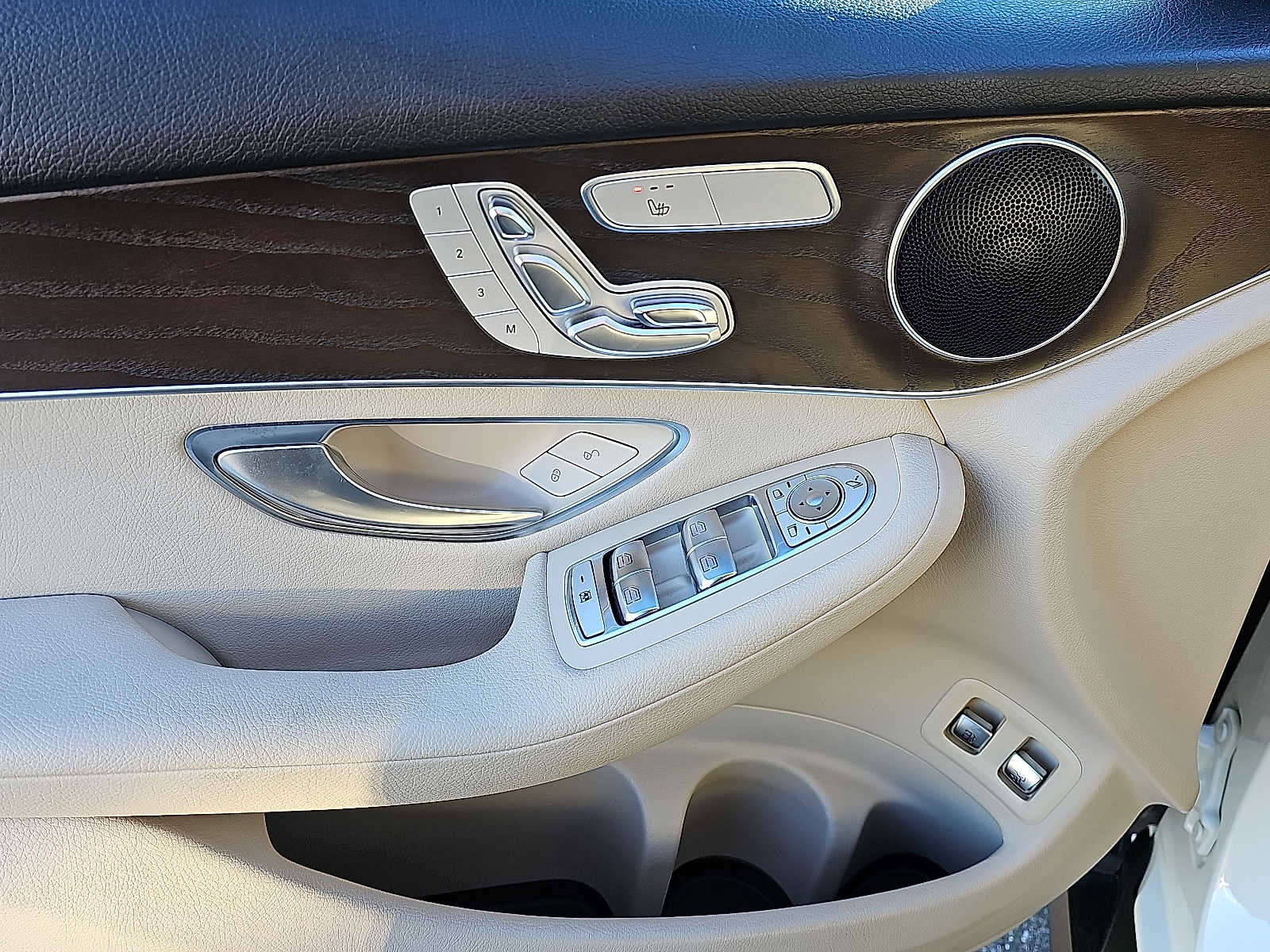 Used 2019 Mercedes-Benz GLC 350e 4MATIC image 13