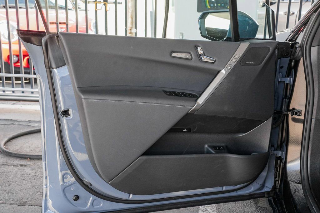 Used 2025 BMW iX xDrive50 w/ Premium Package image 9